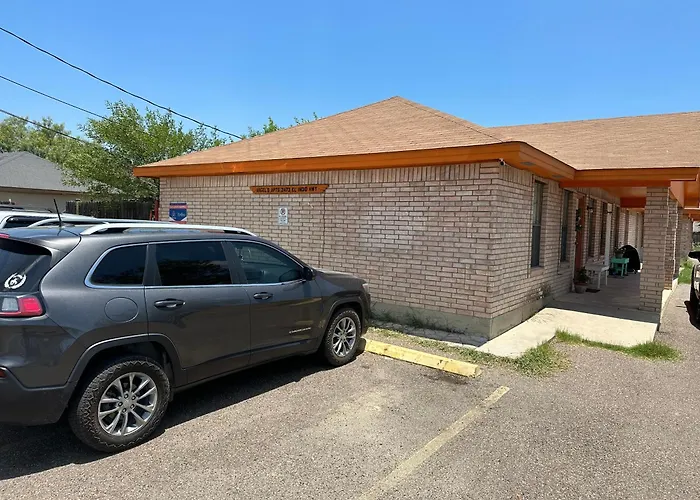 Chic & Cozy 2 Bedroom - 1 Bathroom - Rated Best