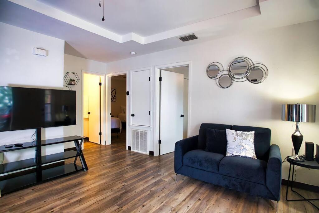 Apartment Chic & Cozy 2 Bedroom - 1 Bathroom - Rated Eagle Pass