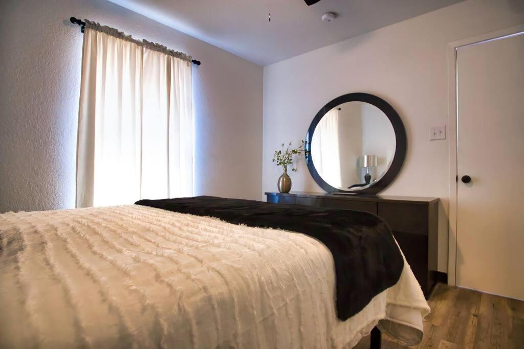 Chic & Cozy 2 Bedroom - 1 Bathroom - Rated Apartment *