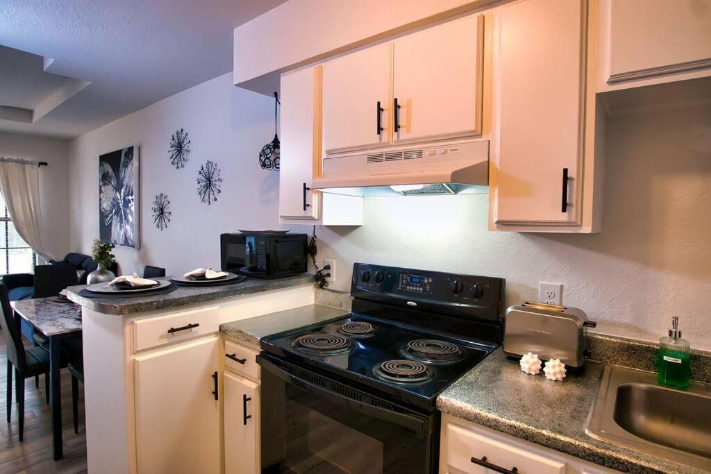 Apartment Chic & Cozy 2 Bedroom - 1 Bathroom - Rated Eagle Pass