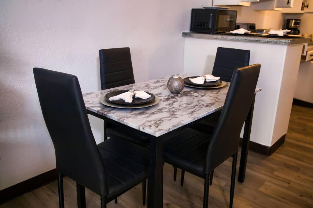 Chic & Cozy 2 Bedroom - 1 Bathroom - Rated *