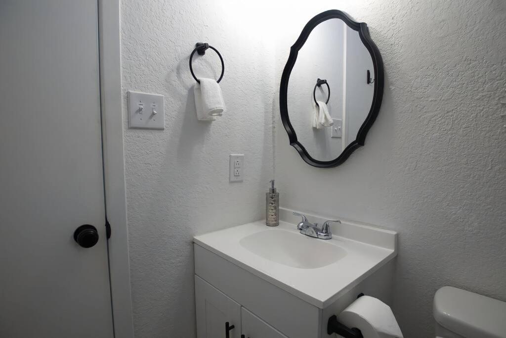 Chic & Cozy 2 Bedroom - 1 Bathroom - Rated * Eagle Pass
