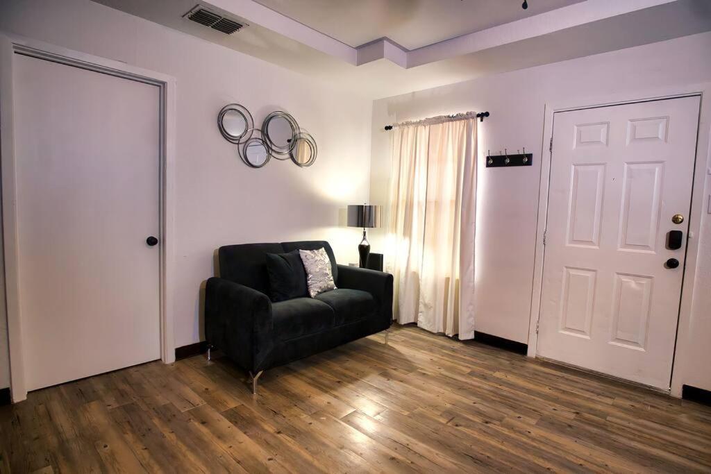 Chic & Cozy 2 Bedroom - 1 Bathroom - Rated Apartment Eagle Pass