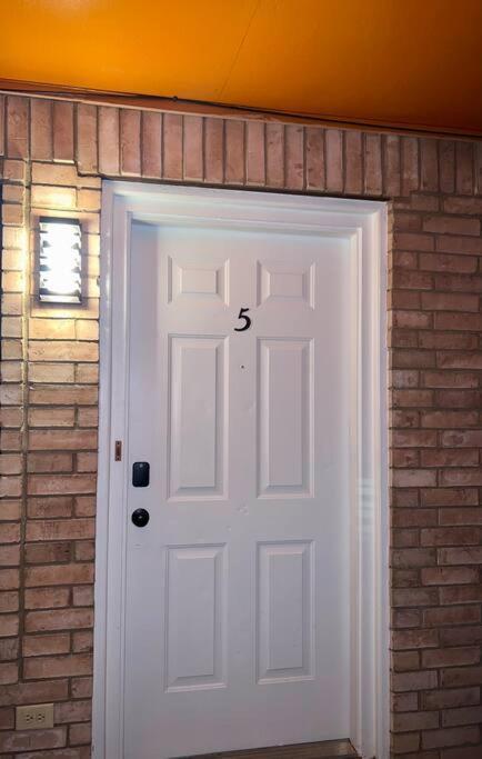 Chic & Cozy 2 Bedroom - 1 Bathroom - Rated Apartment