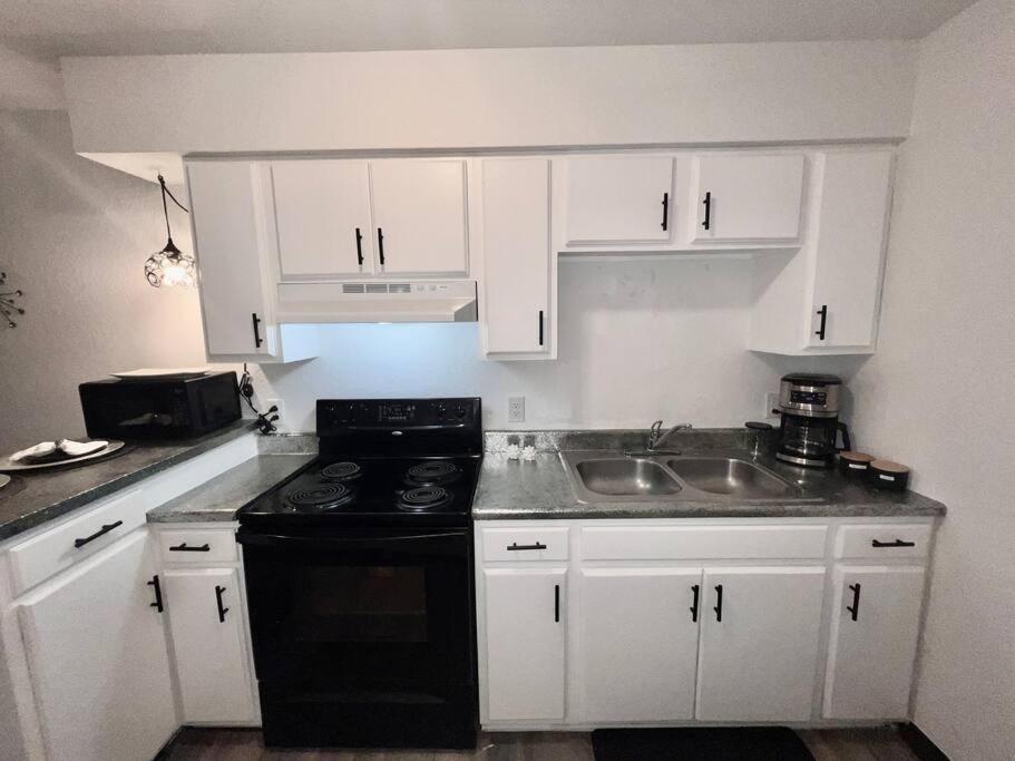Chic & Cozy 2 Bedroom - 1 Bathroom - Rated Apartment Eagle Pass