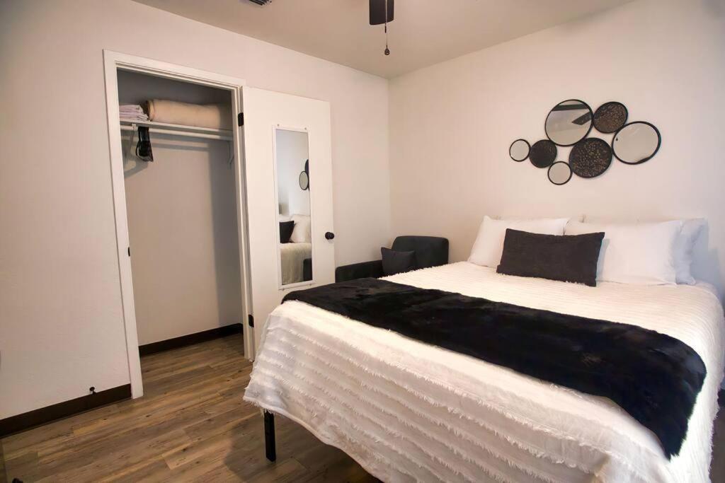 Chic & Cozy 2 Bedroom - 1 Bathroom - Rated Apartment