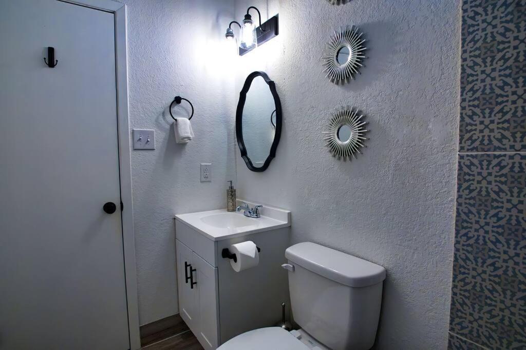 Chic & Cozy 2 Bedroom - 1 Bathroom - Rated Apartment Eagle Pass
