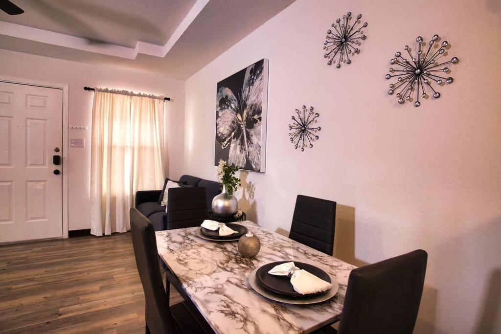 Chic & Cozy 2 Bedroom - 1 Bathroom - Rated