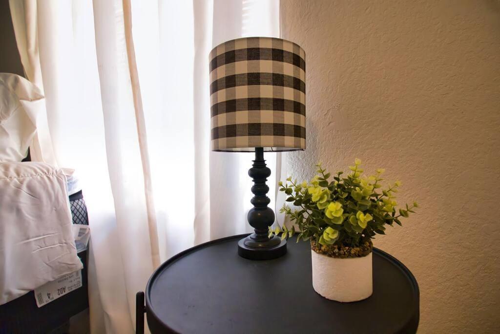 Chic & Cozy 2 Bedroom - 1 Bathroom - Rated Eagle Pass