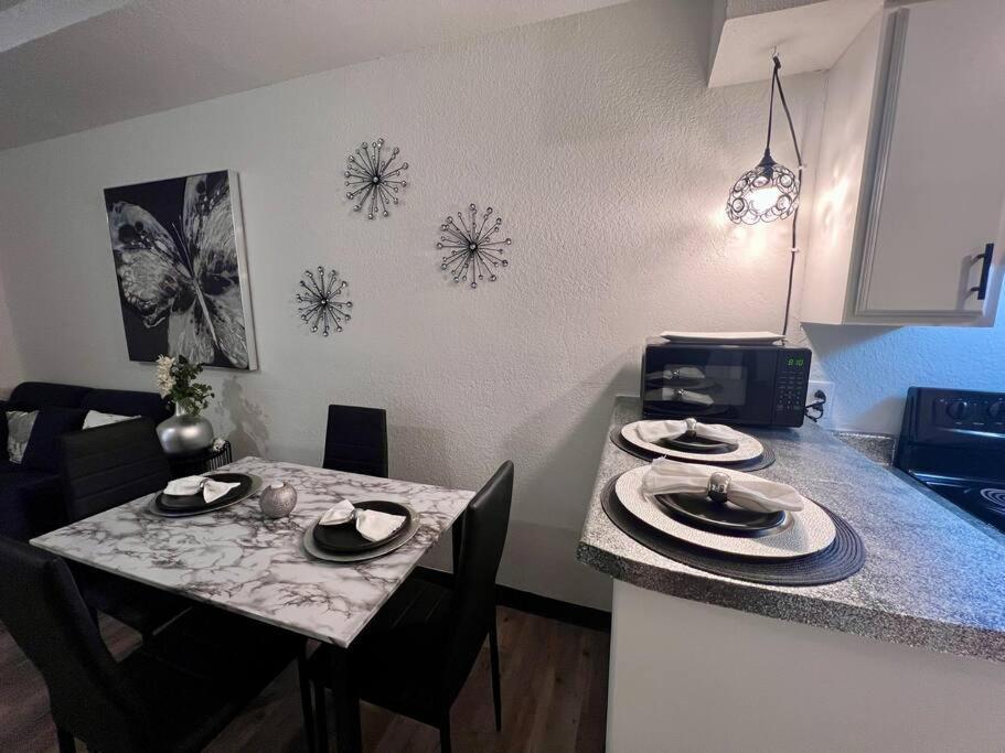 Apartment Chic & Cozy 2 Bedroom - 1 Bathroom - Rated Eagle Pass